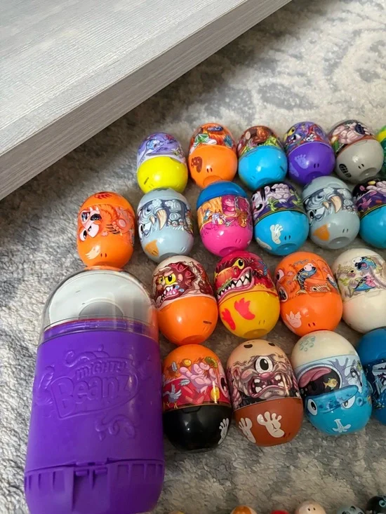 Huge lot of 62 Mighty Beans vintage toys with  carry capsules and case and more - Picture 4 of 5